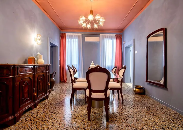 The Arsenal Large Venecia